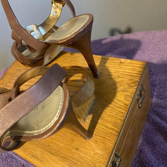 Marc Fisher‎ Leather Pumps Gold Accent  8M 3.5” Heals Strappy Wooden Heals - Picture 7 of 11